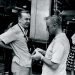 El escritor Graham Greene (izquierda) hablando con el actor Alec Guinness en el Sloppy Joe's durante el rodaje de Nuestro hombre en La Habana. Foto: Peter Stackpole / LIFE.