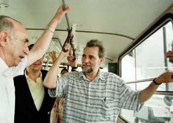Julio Anguita (centro) junto a José Ramón Machado Ventura, en La Habana, 1996. Foto: La Nación.