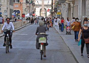 Personas en una calle en Italia, tras la eliminación de medidas restrictivas por la Covid-19. Foto: EFE.
