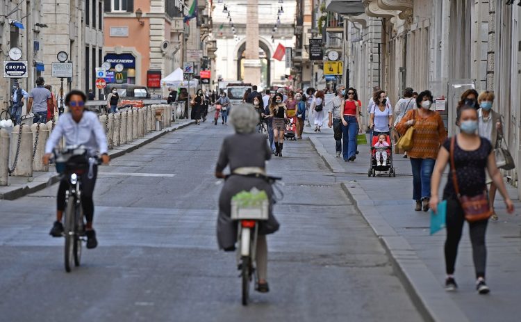 Personas en una calle en Italia, tras la eliminación de medidas restrictivas por la Covid-19. Foto: EFE.
