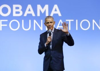 En esta fotografía de archivo, Obama habla en el evento Gathering of Rising Leaders in the Asia Pacific, organizado por la Fundación Obama en Kuala Lumpur, Malasia. Foto:/Vincent Thian/AP.