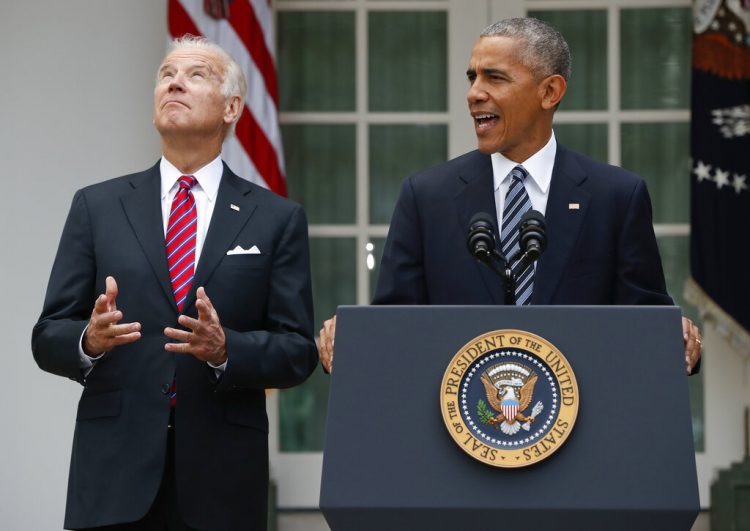 En esta foto de archivo del 9 de noviembre de 2016, el entonces vicepresidente Joe Biden eleva la vista mientras el presidente Barack Obama habla en el rosedal de la Casa Blanca, Washington. Foto: AP/Pablo Martinez Monsivais.