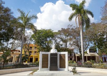 Busto de Perucho Figueredo en el Parque Céspedes, de Bayamo. Foto: Lonely Planet.