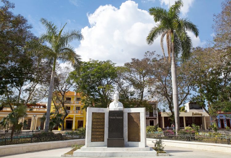 Busto de Perucho Figueredo en el Parque Céspedes, de Bayamo. Foto: Lonely Planet.