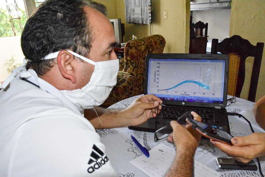 El doctor en Ciencias Matemáticas Carlos Sebrango pronostica las curvas de la Covid-19. Foto: Vicente Brito/ Escambray.