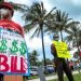 Trabajadores desempleados fueron registrados protestan en Miami Beach (Florida, EE.UU.) durante la pandemia de coronavirus. Foto: Cristóbal Herrera / EFE.
