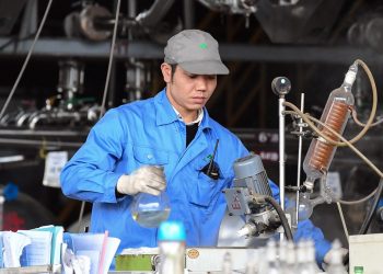 Un trabajador produce artemisinina, un medicamento para tratar la malaria, en una planta en el condado de Rongan, región autónoma de Guangxi Zhuang, China. Foto: Xinhua.