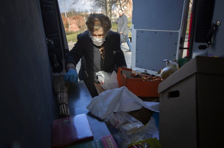 Galina Yakovleva carga la camioneta en la que distribuye suministros entre gente necesitada de San Petersburgo. Foto: AP/Dmitri Lovetsky.