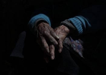 En esta foto del 29 de abril de 2020, Dominga Aduviri, de 80 años, se sienta con las manos cruzadas mientras habla con su nieto "adoptivo" Wilmer Gutiérrez, en su casa en La Paz, Bolivia. Algunos bolivianos están "adoptando" a un abuelo para facilitarles la vida a los más vulnerables en medio de la pandemia de COVID-19. Foto: Juan Karita/ AP