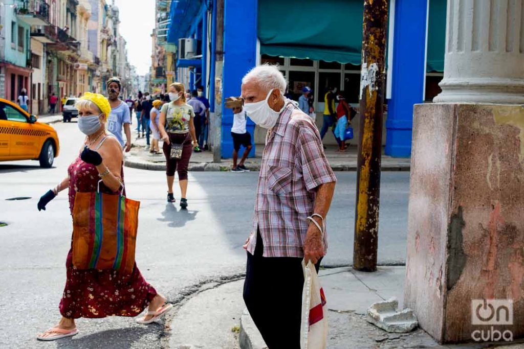 Personas en las calles de La Habana durante la pandemia de coronavirus. Foto: Otmaro Rodríguez.