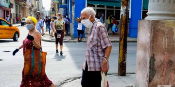 Personas en las calles de La Habana durante la pandemia de coronavirus. Foto: Otmaro Rodríguez.