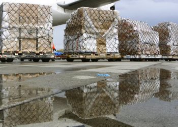 Contenedores cargados con equipo protector para el personal médico son descargados de un avión chino en el Aeropuerto Internacional de Los Ángeles. Foto: AP/Richard Vogel, archivo.