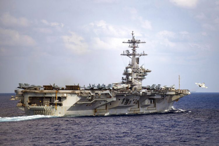 La foto del 18 de marzo de 2020, distribuida por la Armada, muestra el portaviones Theodore Roosevelt en el Pacífico Norte.  Foto: Especialista de Comunicaciones Nicholas V. Huynh/Armada de EE.UU vía AP.