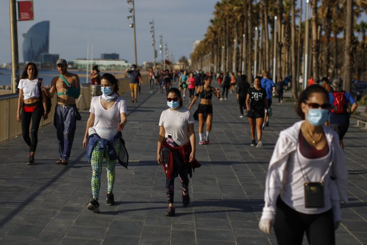 Foto de archivo de personas caminando y haciendo ejercicio por el paseo marítimo de Barcelona durante la pandemia de la COVID-19. Foto: Emilio Morenatti / AP / Archivo.