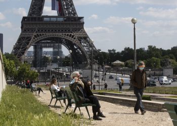 Personas toman sol en el jardín del Trocadero junto a la torre Eiffel, en París, durante la pandemia de coronavirus. Foto: Michel Euler / AP / Archivo.
