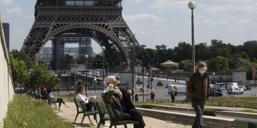 Personas toman sol en el jardín del Trocadero junto a la torre Eiffel, en París, durante la pandemia de coronavirus. Foto: Michel Euler / AP / Archivo.