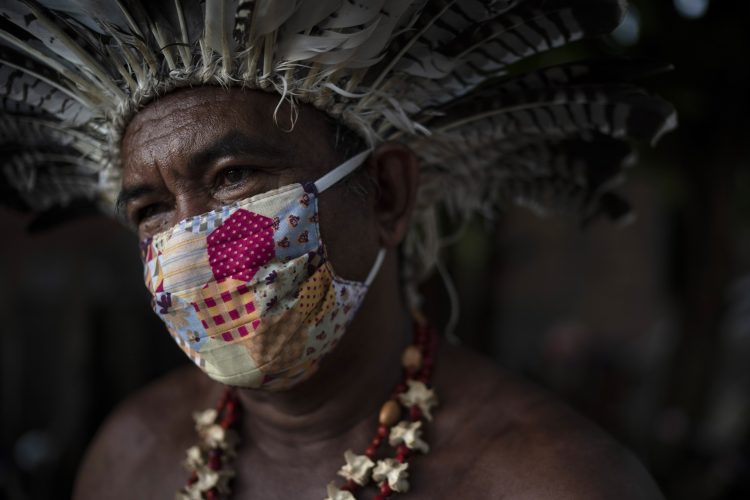 Pedro dos Santos, líder de la comunidad Parque de Naciones Indígenas, en Manaus, Brasil, el 10 de mayo de 2020. Foto: AP/Felipe Dana