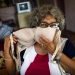 Idania Española, de 63 años, posa con un sostén que transformará en dos máscaras faciales, en medio de la propagación del nuevo coronavirus, en Cojimar, Cuba. (Foto: AP/Ramon Espinosa )