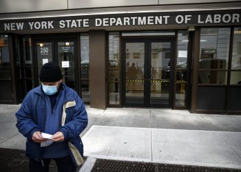 Una oficina de desempleo cerrada en Nueva York debido a las medidas de contingencia por el coronavirus, el 18 de marzo de 2020. Foto: AP/John Minchillo, File.