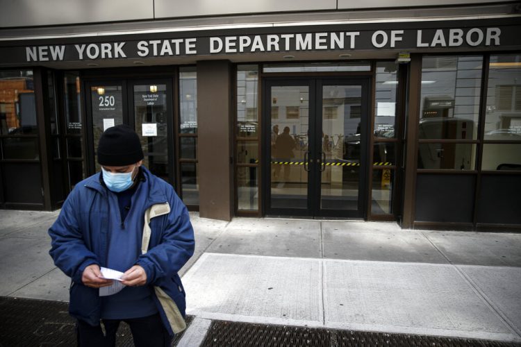 Una oficina de desempleo cerrada en Nueva York debido a las medidas de contingencia por el coronavirus, el 18 de marzo de 2020. Foto: AP/John Minchillo, File.