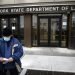Una oficina de desempleo cerrada en Nueva York debido a las medidas de contingencia por el coronavirus, el 18 de marzo de 2020. Foto: AP/John Minchillo, File.