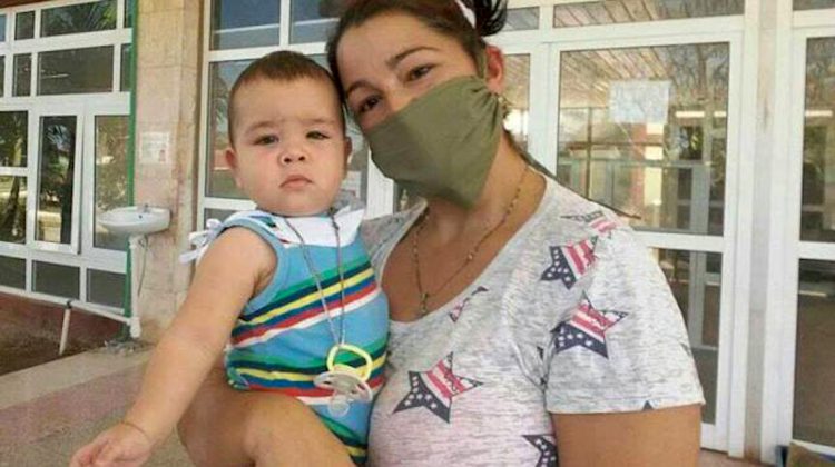 El niño de ocho meses Olver Venegas recibió el alta hospitalaria tras 27 días ingresado por ser positivo al coronavirus. Foto: acn.cu