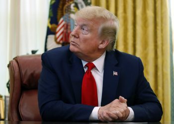 El presidente Donald Trump escucha durante una reunión en la Oficina Oval de la Casa Blanca, en Washington, el viernes 1 de mayo de 2020. (AP Foto/Alex Brandon)