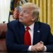 El presidente Donald Trump escucha durante una reunión en la Oficina Oval de la Casa Blanca, en Washington, el viernes 1 de mayo de 2020. (AP Foto/Alex Brandon)