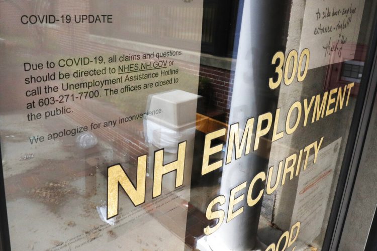 Foto de archivo, 16 de abril de 2020, del centro de seguridad laboral en Manchester, Nuevo Hampshire. El cartel indica cómo pedir prestaciones por desempleo. Foto: AP/Charles Krupa.