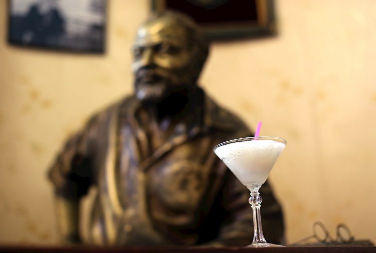 Fotografía de archivo que muestra un cóctel daiquirí frente de la estatua del escritor estadounidense Ernest Hemingway, en el famoso restaurante El Floridita, en la Habana. Foto: EFE / Archivo.