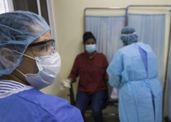 Una enfermera realiza una prueba rápida para detectar la COVID-19 este martes, en el hospital Regional Luis Morillo King, en La Vega a unos 98 km de Santo Domingo (República Dominicana). EFE/Orlando Barría