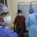 Una enfermera realiza una prueba rápida para detectar la COVID-19 este martes, en el hospital Regional Luis Morillo King, en La Vega a unos 98 km de Santo Domingo (República Dominicana). EFE/Orlando Barría
