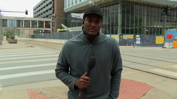 El corresponsal Omar Jiménez, de la CNN, que experimentó un arresto policial esta mañana en Minneapolis. Foto: CNN