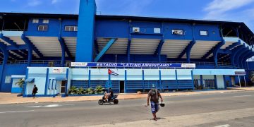 Estadio latinoamericano. Béisbol en tiempos de pandemia en Cuba. Foto: EFE/Ernesto Mastrascusa.
