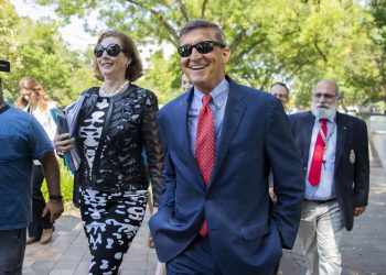 Michael Flynn, ex asesor de seguridad nacional del presidente Donald Trump, abandona un tribunal federal  en Washington, el martes 10 de septiembre de 2019. Foto: Manuel Balce Ceneta/AP.