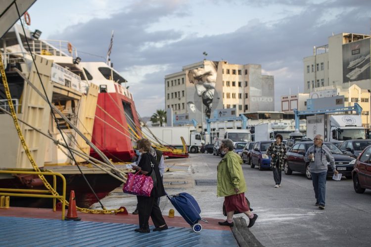 Pasajeros con mascarilla suben a un transbordador en el puerto de Pireo, cerca de Atenas, el lunes 25 de mayo de 2020. Foto: Petros Giannakouris/AP