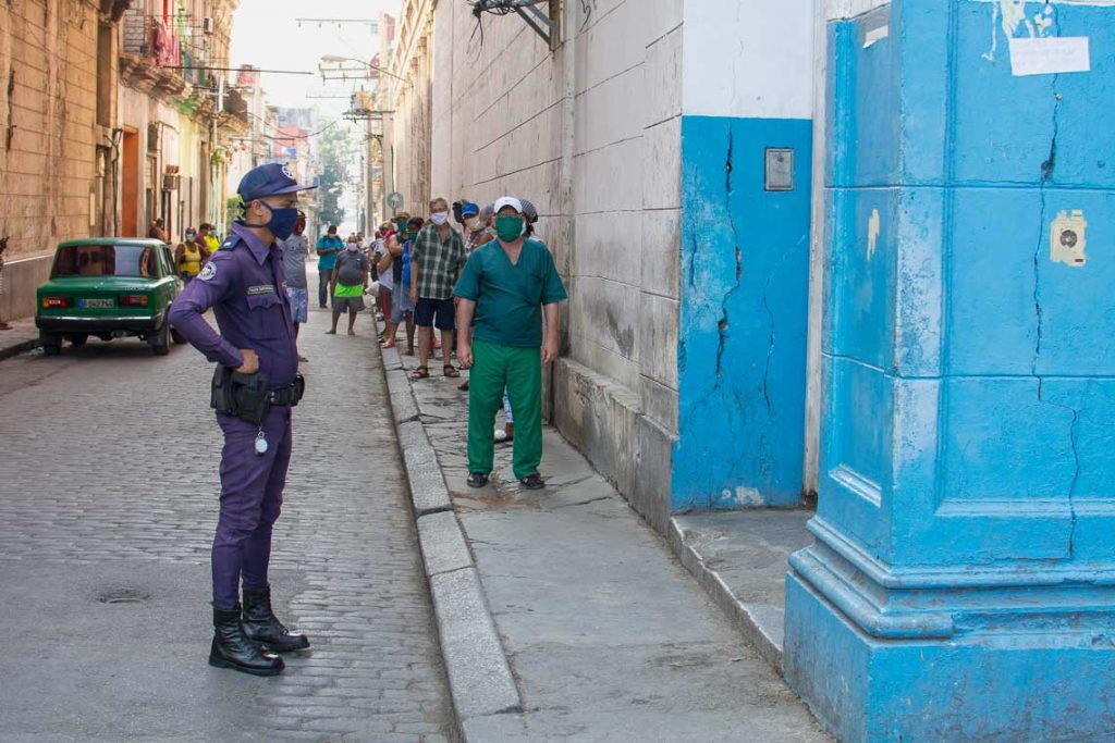 Autoridades de la capital cubana tomarán endurecerán las medidas de aislamiento social en La Habana Vieja. Foto: Otmaro Rodríguez.