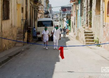 Enfermeras en el barrio de Los Sitios, La Habana. Foto: Otmaro Rodríguez