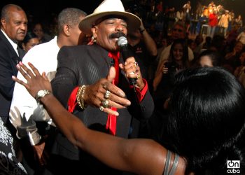 Imagen de archivo de una actuación de Pedrito Calvo, uno de los cantantes insignias en la historia de Los Van Van y la música popular cubana en sentido general. Foto: Kaloian / Archivo.