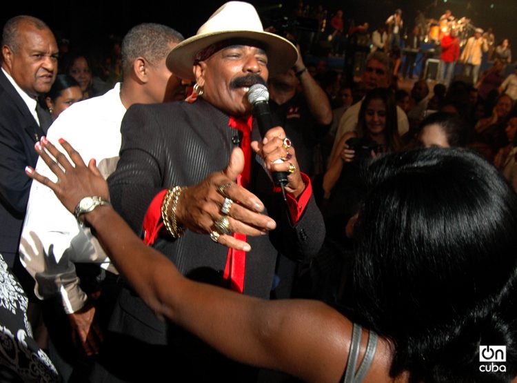Imagen de archivo de una actuación de Pedrito Calvo, uno de los cantantes insignias en la historia de Los Van Van y la música popular cubana en sentido general. Foto: Kaloian / Archivo.