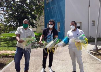 Miembros del proyecto DiArt donaron caretas de protección a hospitales en Pinar del Río. Foto: acn.cu