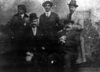 El periodista cubano Víctor Muñoz (derecha, abajo), junto al general Enrique Loynaz del Castillo (izquierda, abajo) y otras personas en 1915, en una foto de prensa de la época. Foto: Archivo de Ignacio Fernández Díaz.