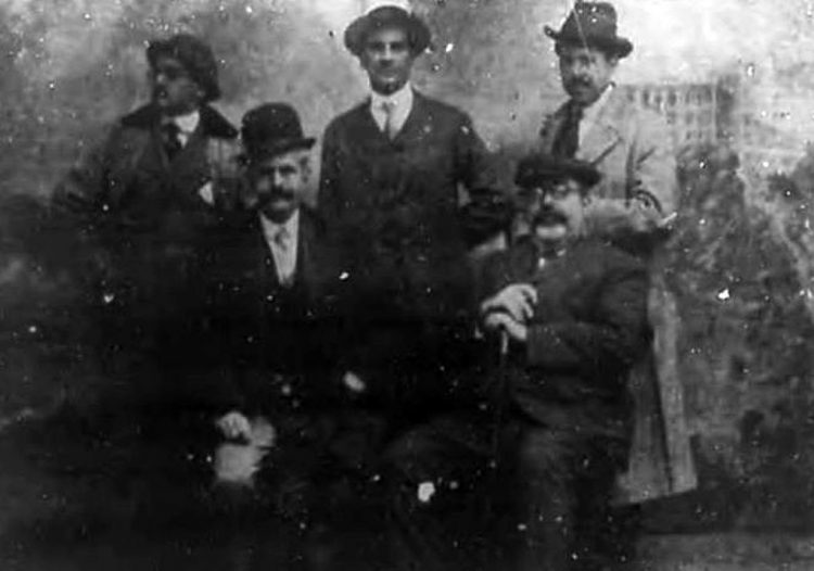 El periodista cubano Víctor Muñoz (derecha, abajo), junto al general Enrique Loynaz del Castillo (izquierda, abajo) y otras personas en 1915, en una foto de prensa de la época. Foto: Archivo de Ignacio Fernández Díaz.