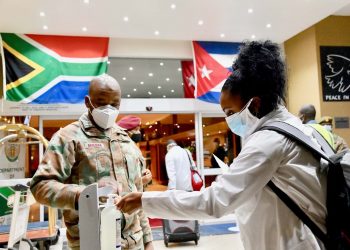 Médicos cubanos a su llegada a Sudáfrica a fines de abril. Foto: AFP/Elmond Jiyane/GCIS/Archivo.