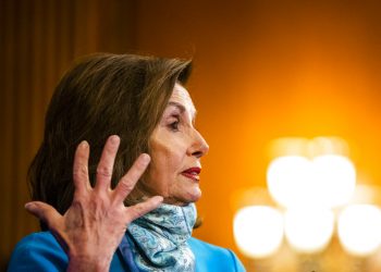 La presidenta de la Cámara de Representantes, Nancy Pelosi, habla en conferencia de prensa en el Capitolio e 7 de mayo de 2020. Foto: Manuel Balce Ceneta/AP.