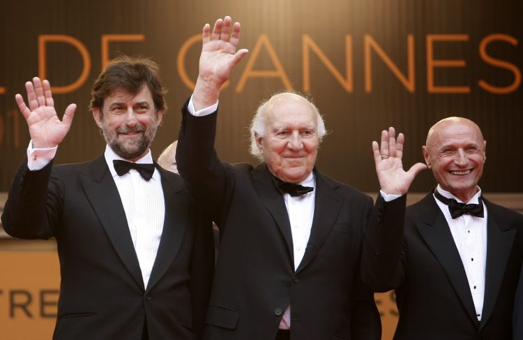 De izquierda a derecha, el director Nanni Moretti y los actores Michel Piccoli y Dario Cantarelli llegan a la función de "Habemus Papam" en el Festival de Cine de Cannes, en Cannes, Francia, 2011. Foto: AP/Lionel Cironneau, Archivo