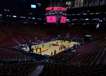 El Heat de Miami y los Grizzlies de Memphis en prácticas, en MIami. El 6 de mayo del 2020 la NBA ha dicho que algunos jugadores podrán regresar voluntariamente a los centros de entrenamiento a partir del viernes, con algunas condiciones. Foto: AP/Brynn Anderson, archivo.