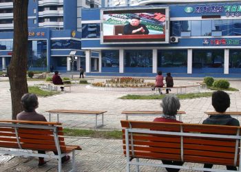 Unas personas ven noticias relacionadas con el presidente norcoreano Kim Jong Un en un parque en Pyongyang, Corea del Norte, el 2 de mayo de 2020. (AP Foto/Cha Song Ho)