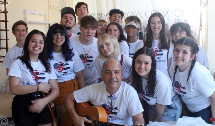 Carlos con un grupo de estudiantes en La Habana, en noviembre de 2019, en la casa particular donde se hospedan.