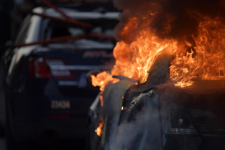 Un coche del Departamento de Policía de Atlanta arde durante una manifestación contra la violencia policial, el 29 de mayo de 2020, en Atlanta. Foto: Mike Stewart/AP